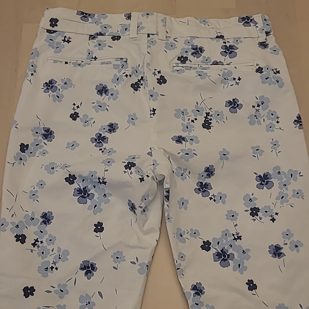 NWOT Khakis by GAP White with Blue Floral Print Pants with Pockets - Picture 12 of 13